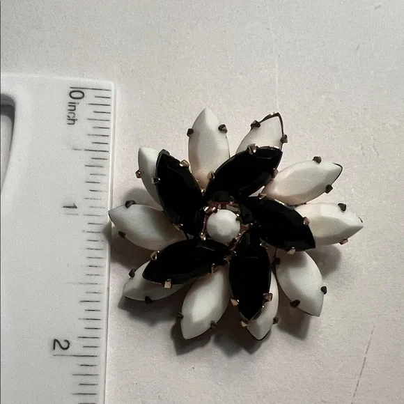 Vintage Black and White Floral Brooch - Picture 2 of 6